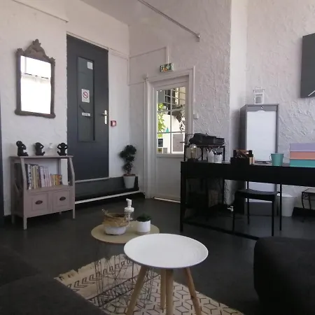 Hotel De La Petite Hutte *