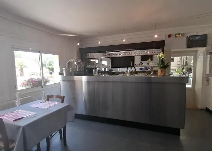 De La Petite Hutte